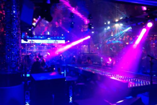 酒吧舞臺燈光設計與技巧 營造氛圍與提升表演的視覺藝術